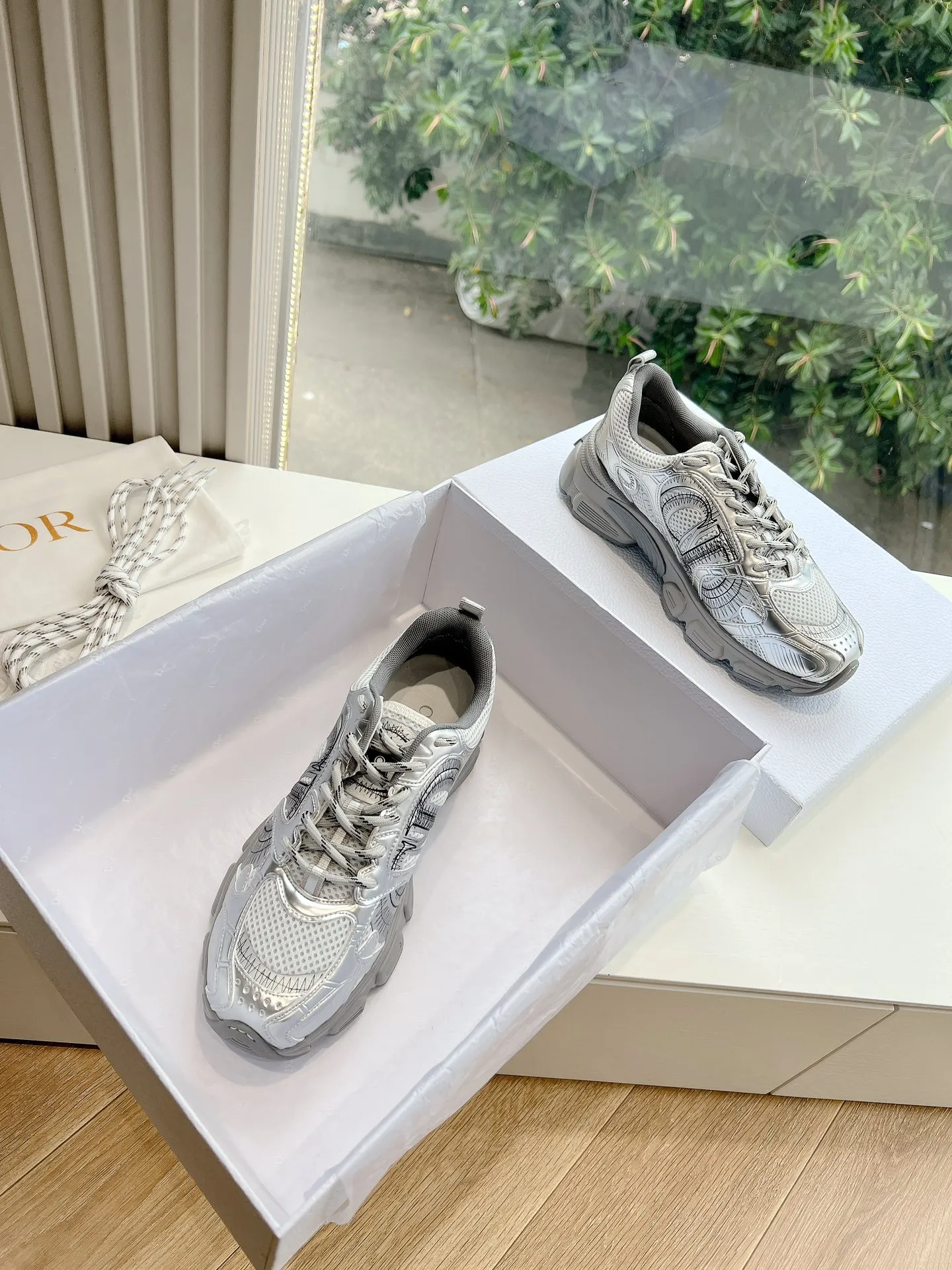 👟👟Ex-factory price 640👟👟 (Top version) Dior Chrono series sports shoes Purchased and developed in Taikoo Hui for RMB 18,200. This Dior chrono sports shoe continues the timeless silhouette and is carefully made of mesh, so it will be particularly comfortable on the feet. It is decorated with CD special craftsmanship logo to enhance the style. The lightweight style is matched with the "Christian Dior" logo thin sole, suitable for all seasons, and can be matched with all kinds of casual looks to add a finishing touch. Classic and super durable. Upper: cowhide stitching. Original molded outsole. Size: 35-41. Full set of counter synchronized gift box 💝 packaging